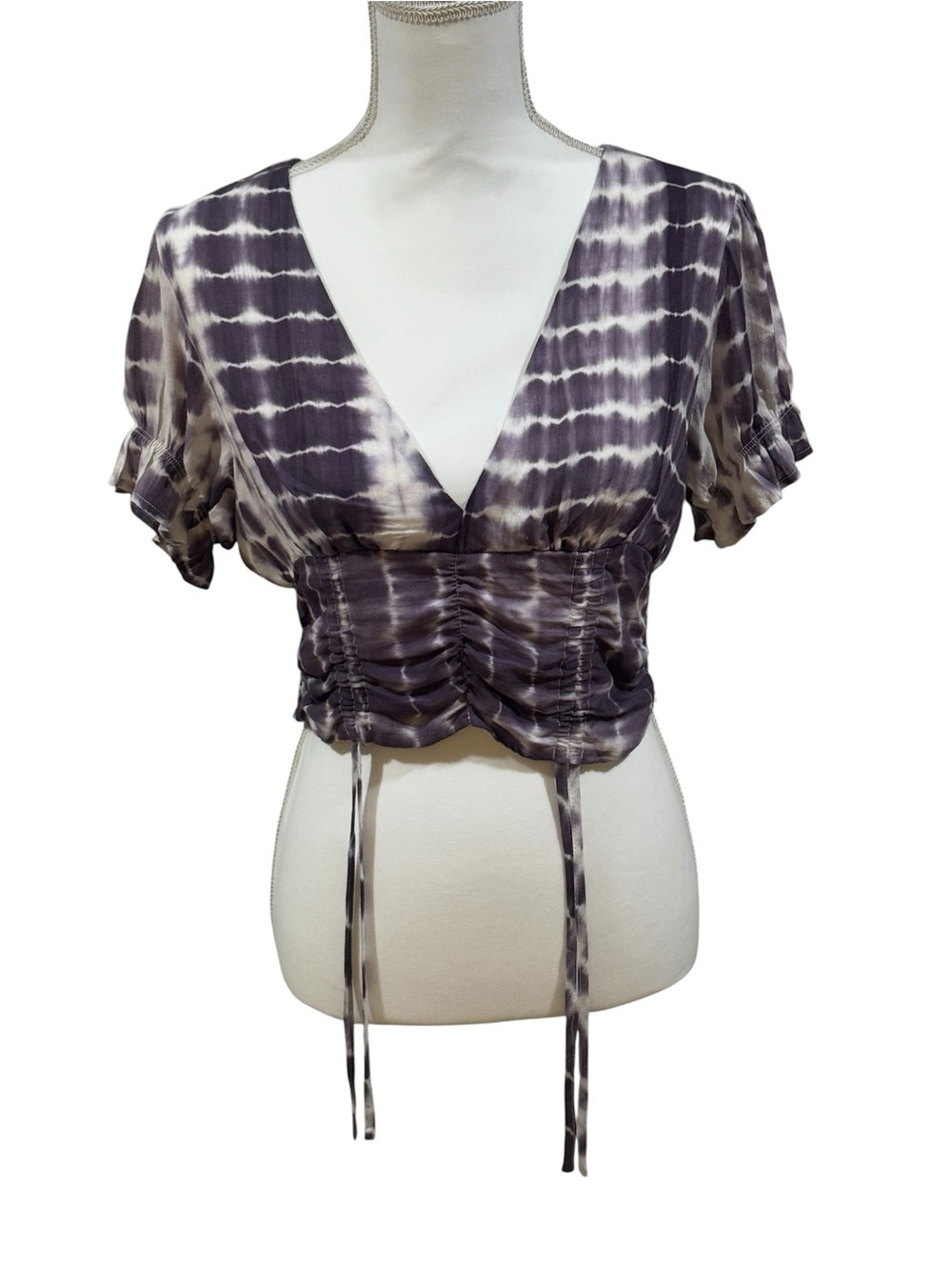 Le Lis white & gray tie-dye ruched waist V neck crop top with short sleeves, M.